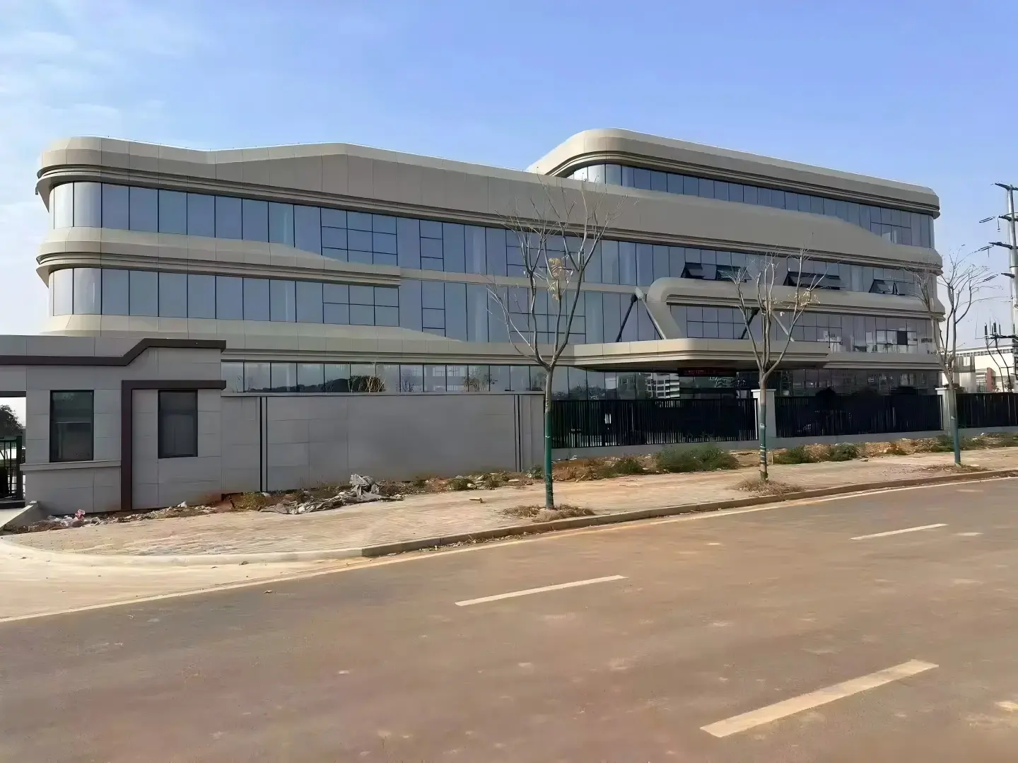 光通信标杆企业新建园区弱电智能化整体落地案例 | 全场景安防 + 网络 + 出入口系统一站式解决方案